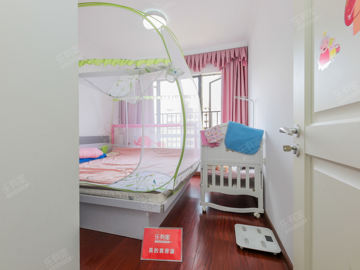 11号线地铁口，万科翡逸郡，精装三房，宝中外国语书包