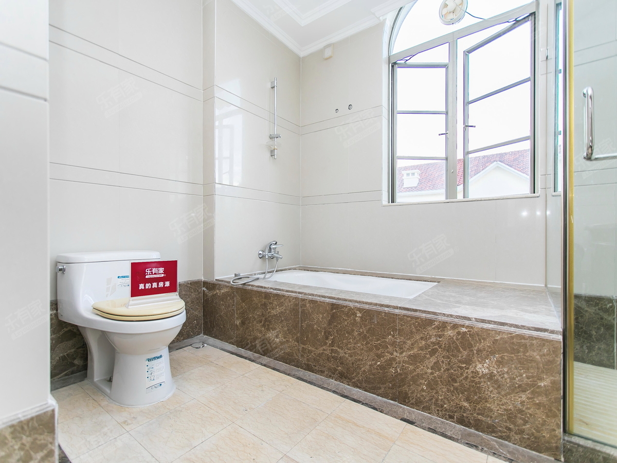 合生国际新城精装修8室3厅380平，业主诚心出售