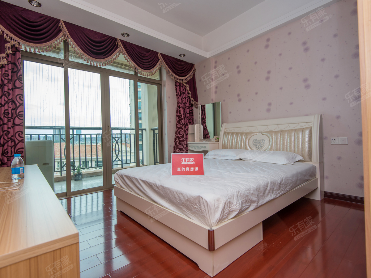 西区一小旁电梯四房精装出售！