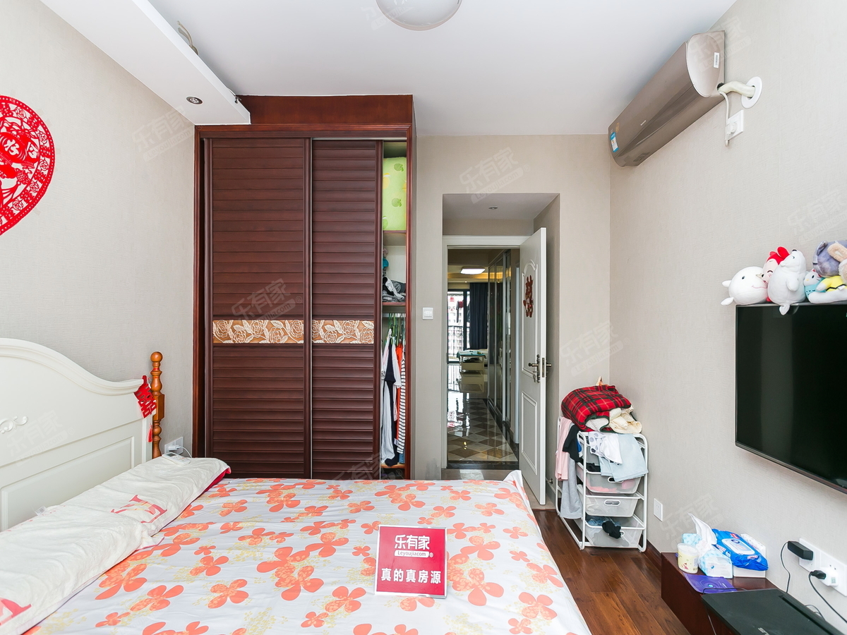 户型端正，精装修，采光好，位置优越，南边是科技园和华侨城