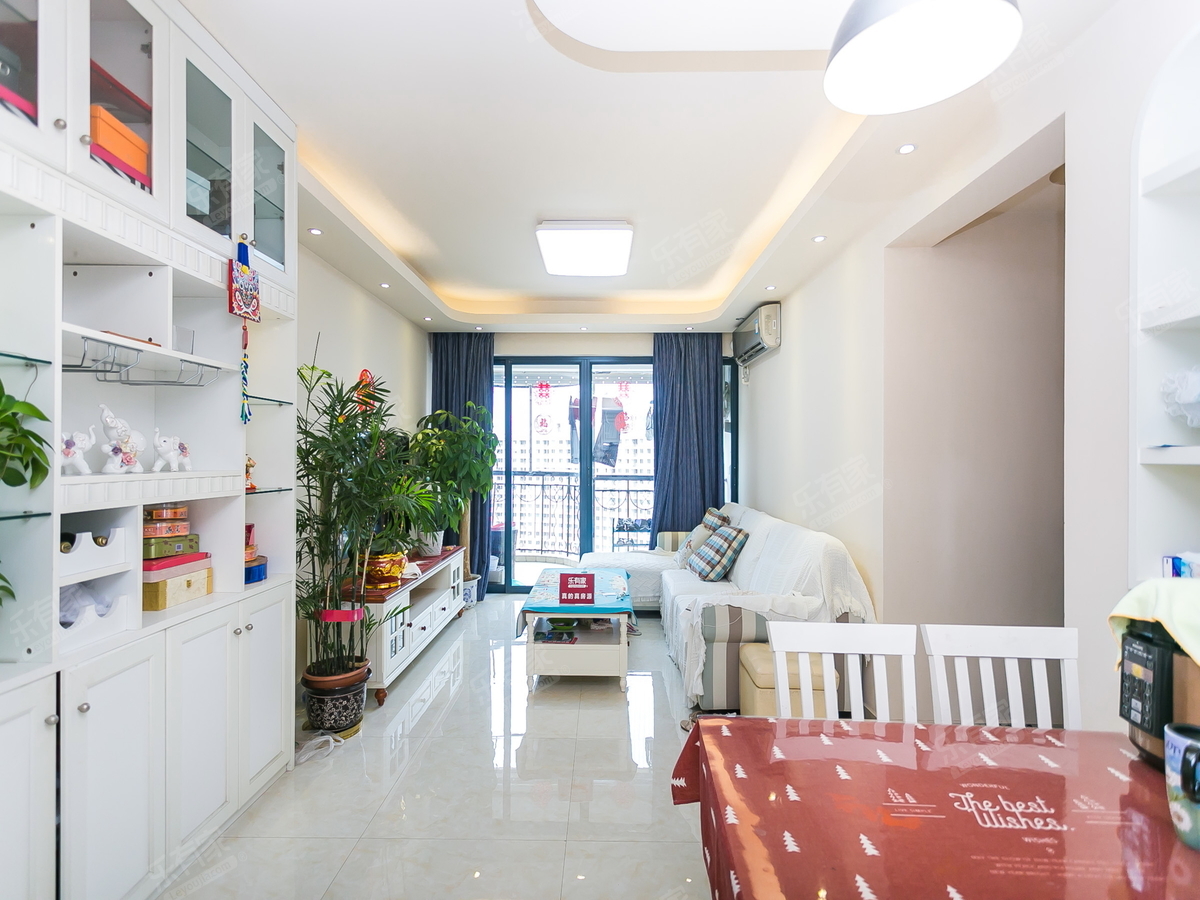 户型端正，精装修，采光好，位置优越，南边是科技园和华侨城