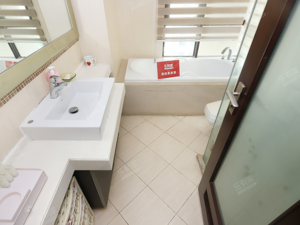 华发新城二期装修保养好，干净整洁