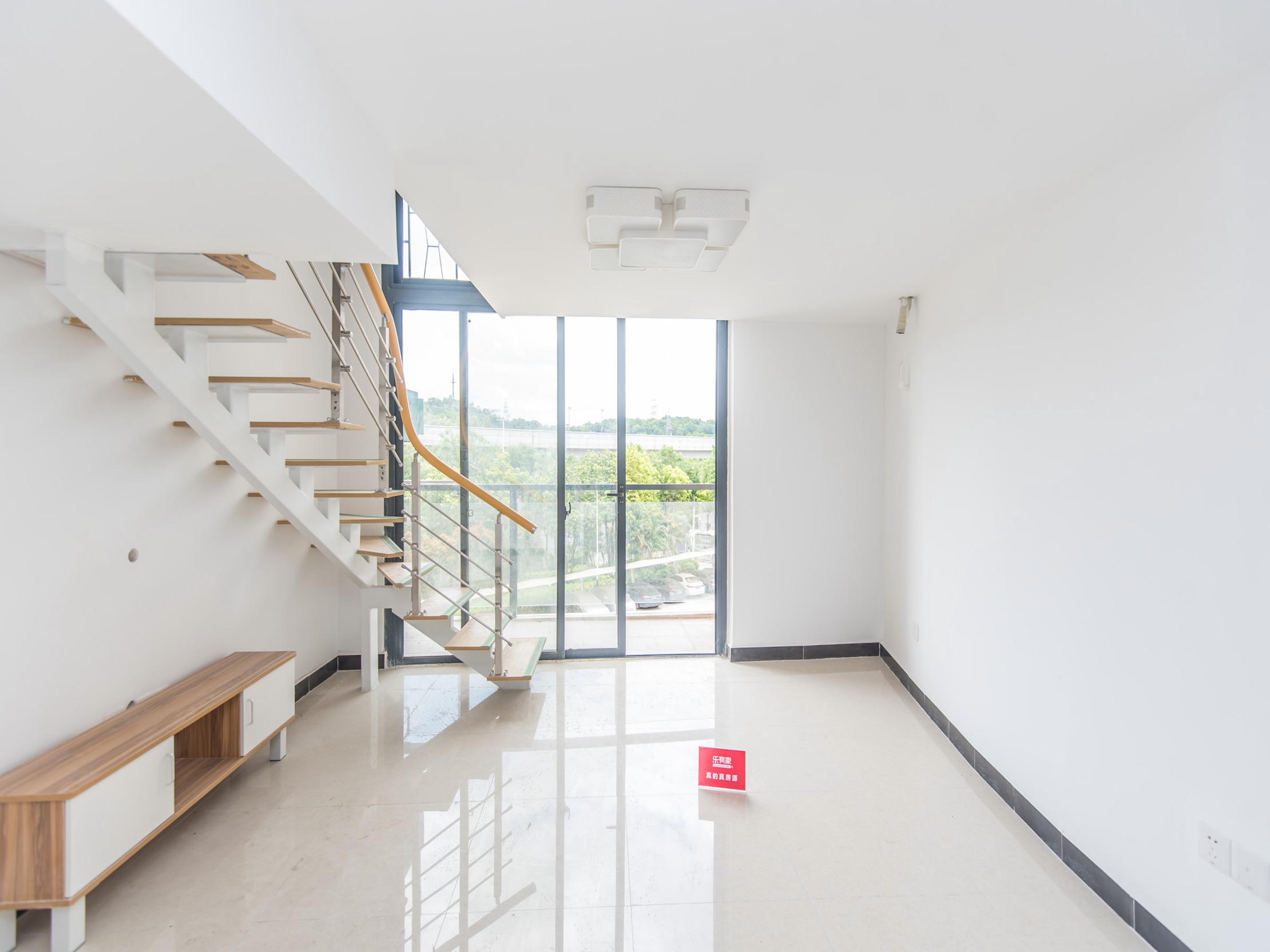 地铁旁优质两室，享受便捷出行与小区花园的惬意生活。