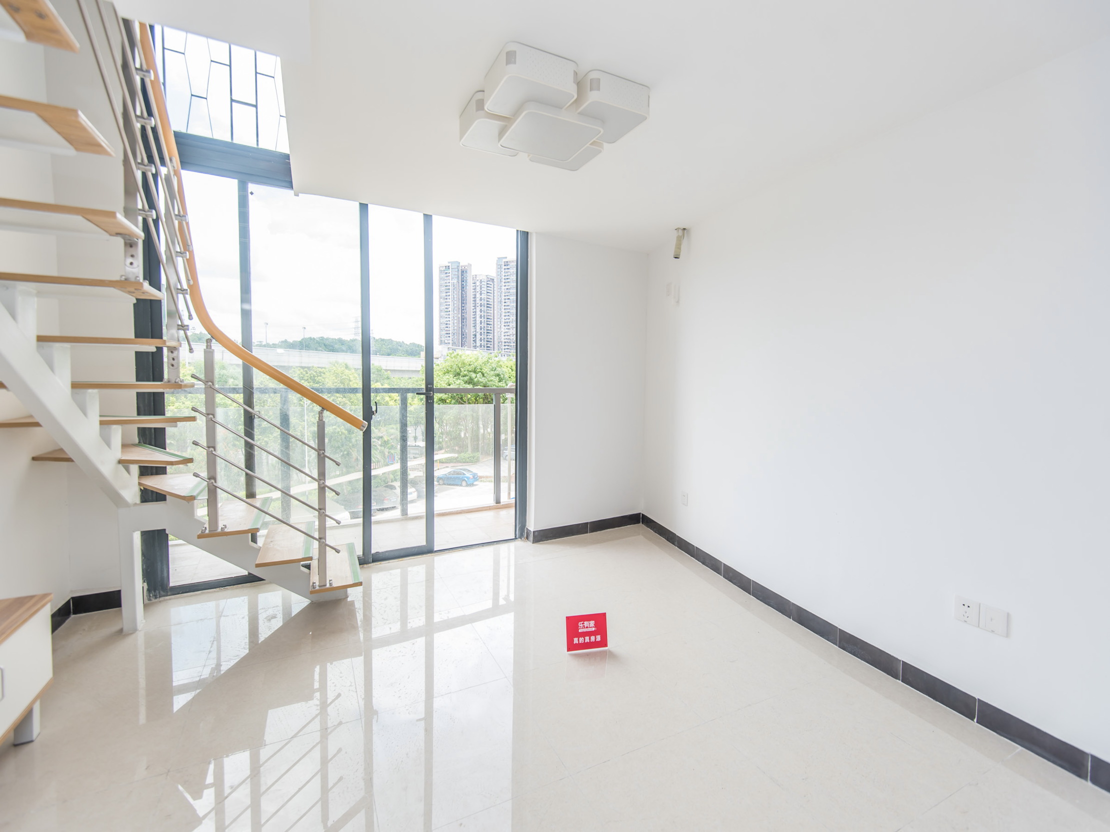 地铁旁优质两室，享受便捷出行与小区花园的惬意生活。