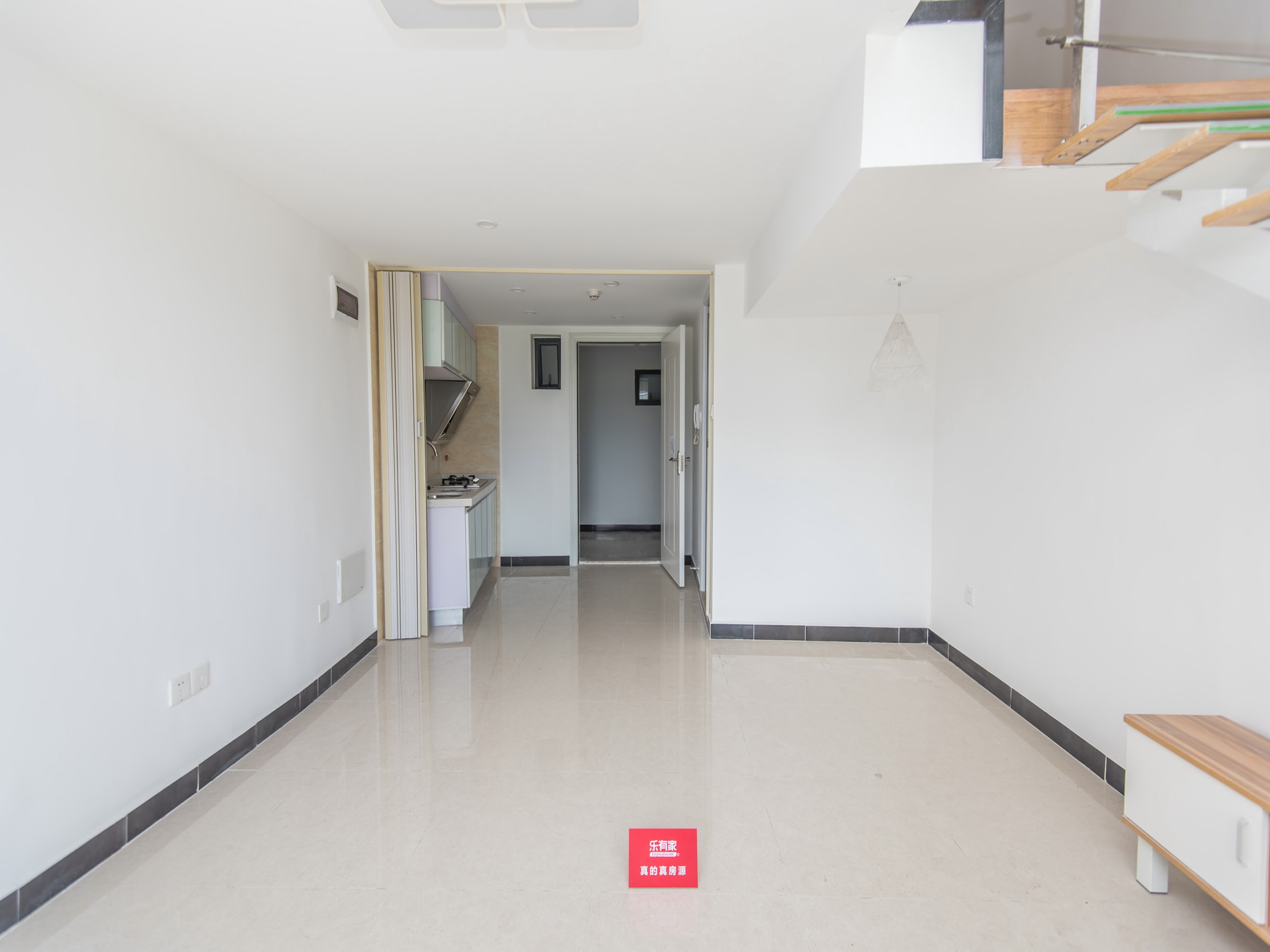 信义御城安静两房带花园，朝南采光好，地铁出行方便。