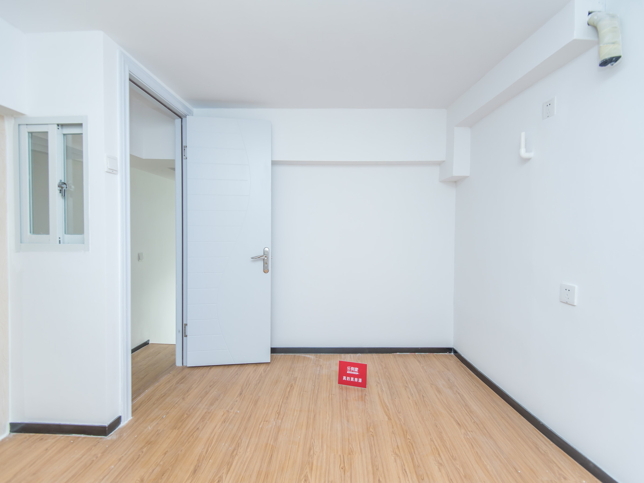 地铁旁优质两室，享受便捷出行与小区花园的惬意生活。