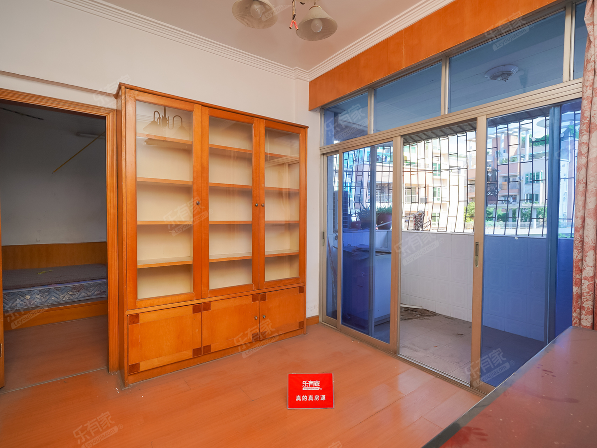 民权路中间楼层方正单位出售