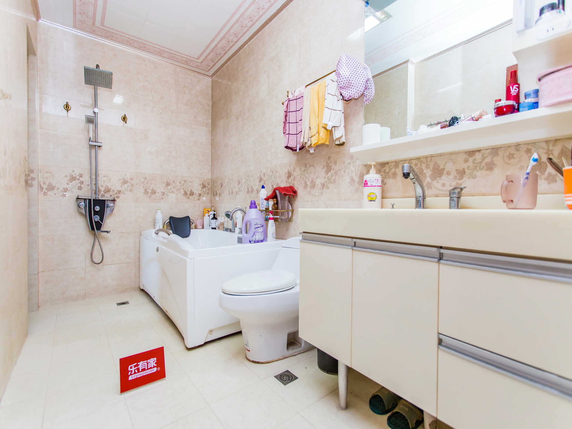 安柏丽晶紧邻深圳市CBD，毗邻特区报业大厦，整体居住人群素质