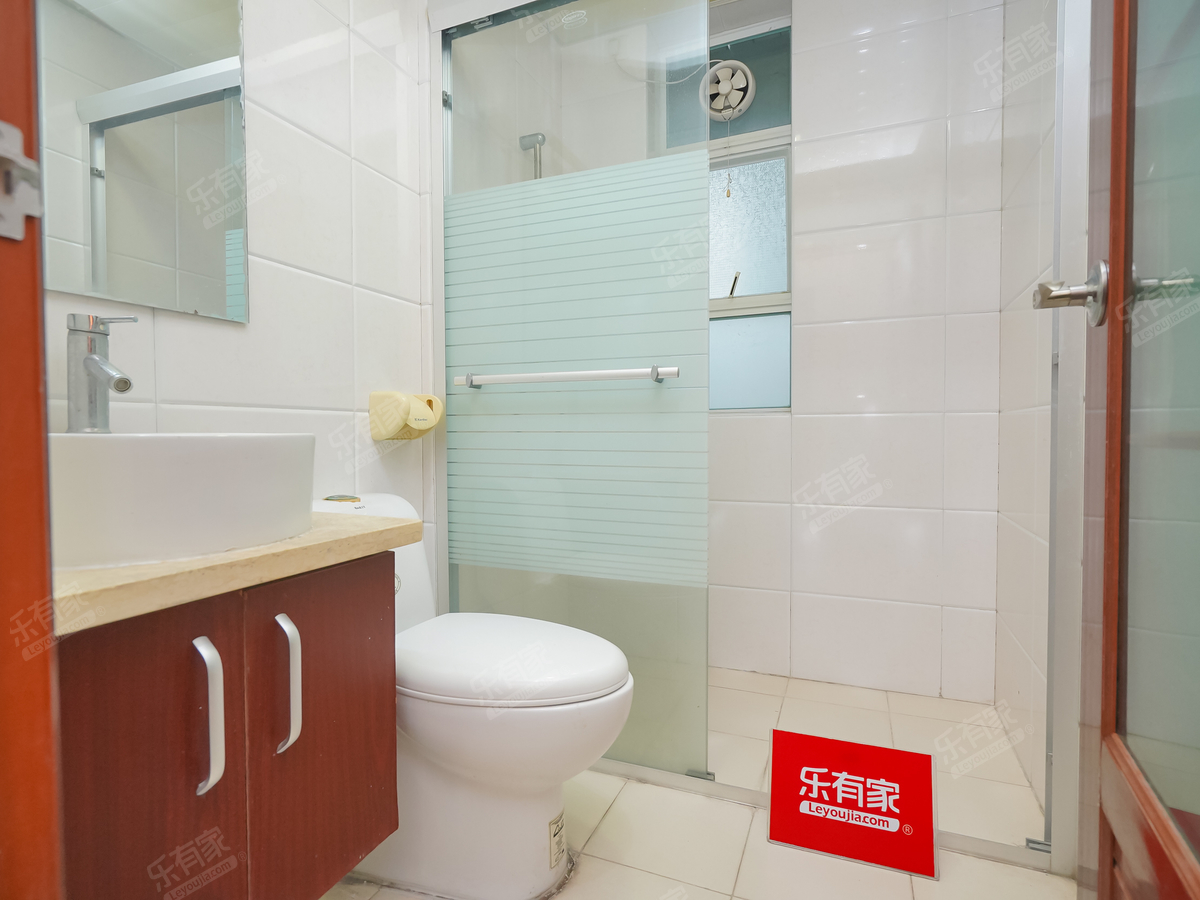 聚豪园精装修两房出售！