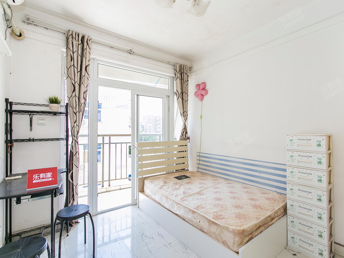 简单的住家装修，周边配套齐全，交通便利。