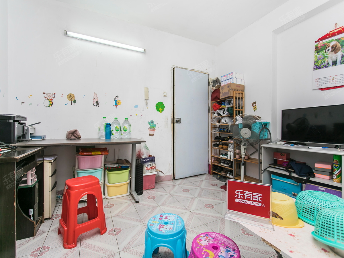 星河世纪大厦高楼层，厅出阳台，空中花园尽享美景，优质学校环绕，人车分流安全舒适，业主诚心出售。