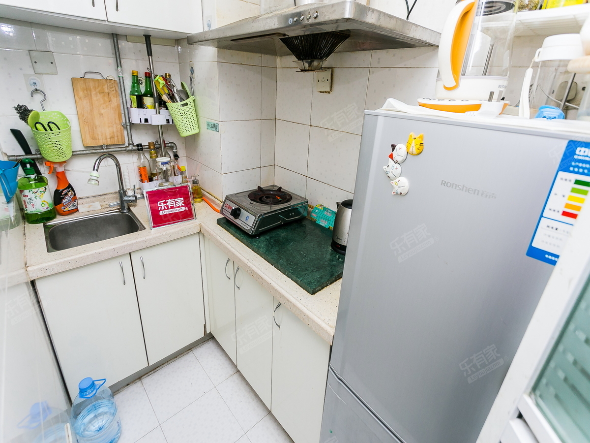 房子户型方正，客厅出阳*，采光通风效果很好！