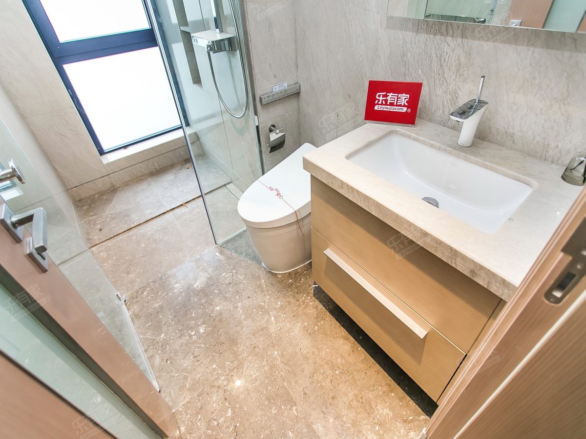 半岛城邦三期大两房，装修保养的很好，看海景