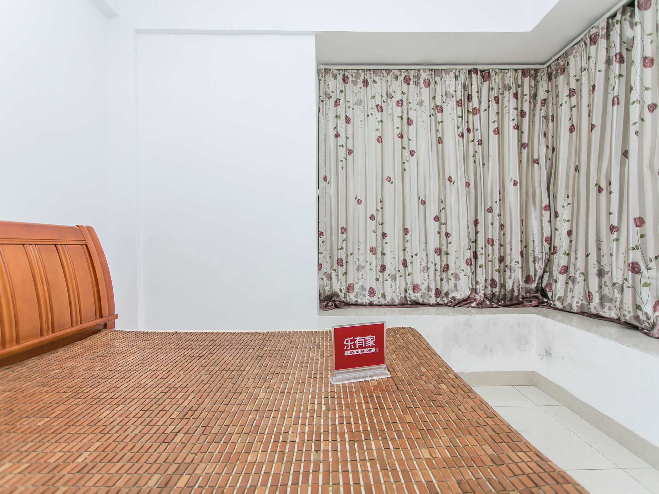 润鑫花园，方正户型，高楼层，带地面花园，近重点学校，业主诚心出售！