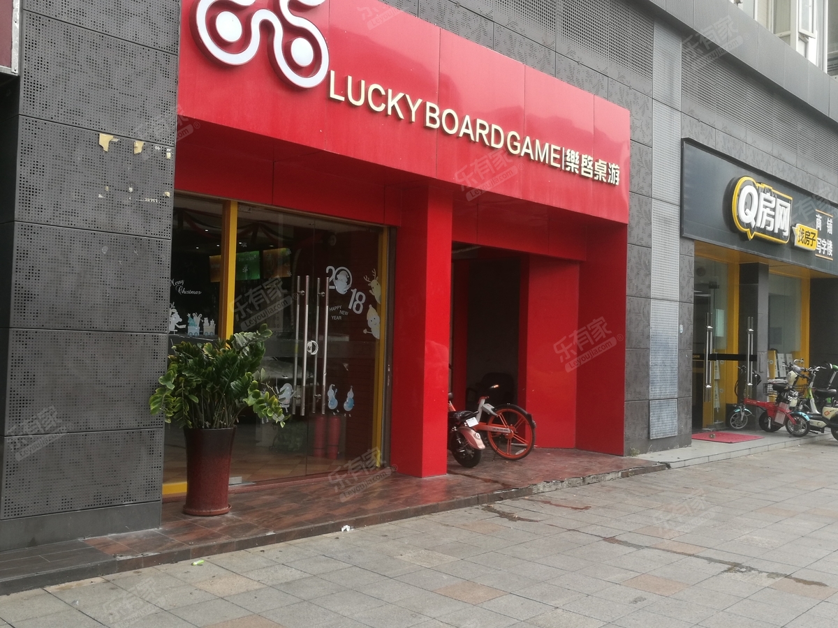 东南向三房两卫，阳光充足，拎包入住！