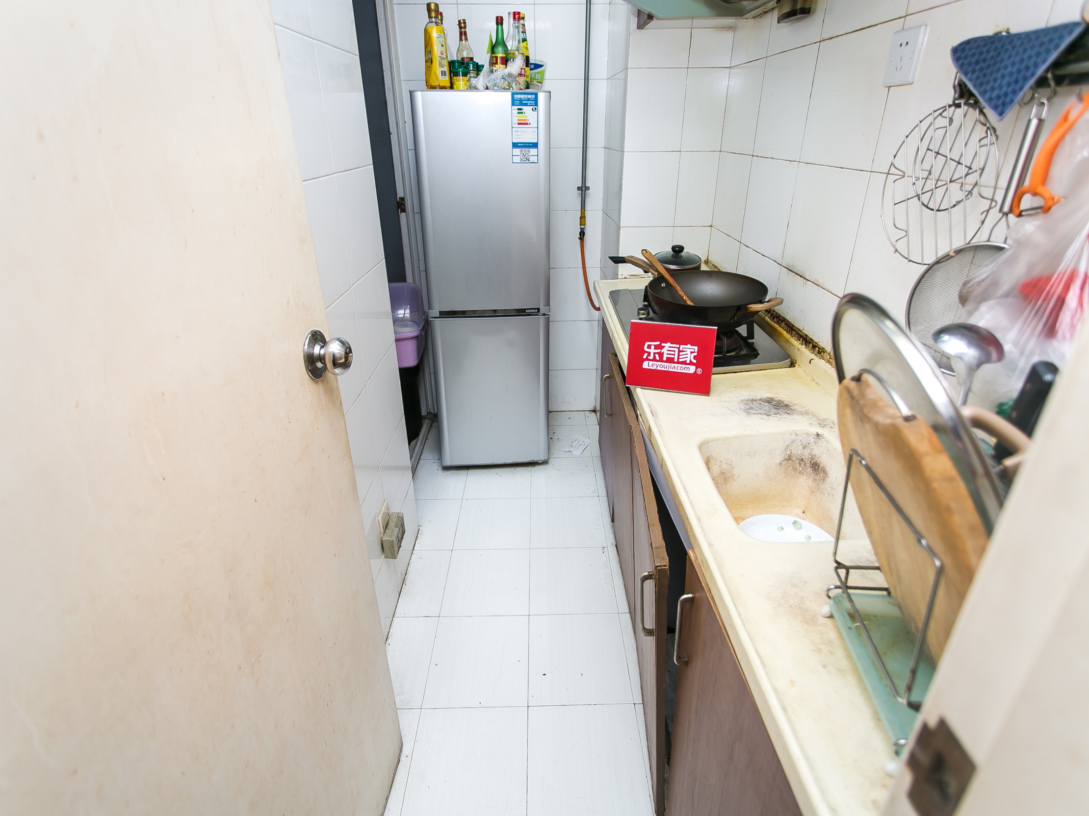 地铁口物业，业主急卖，车位充足