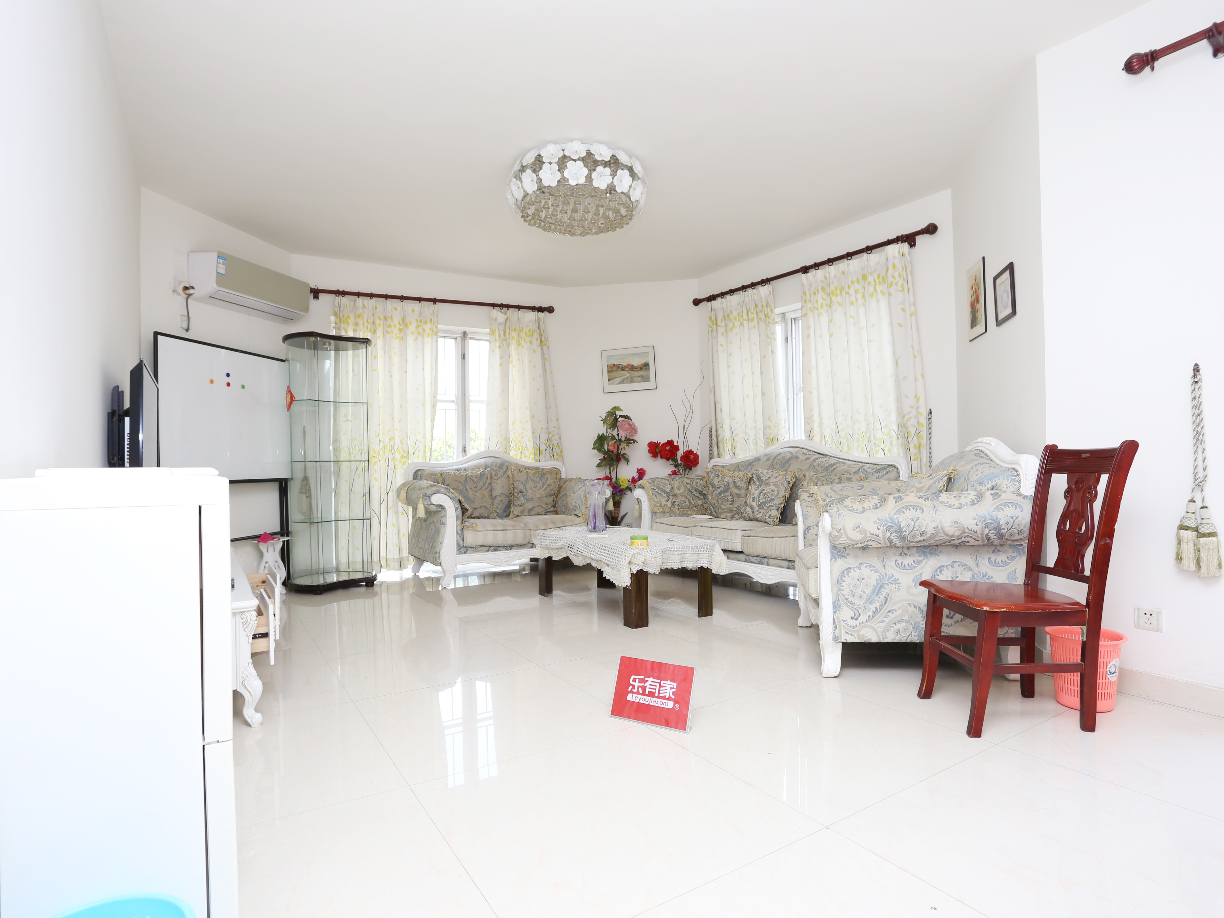 万科四季花城大平层，交通便利，紧邻地铁，采光通风好