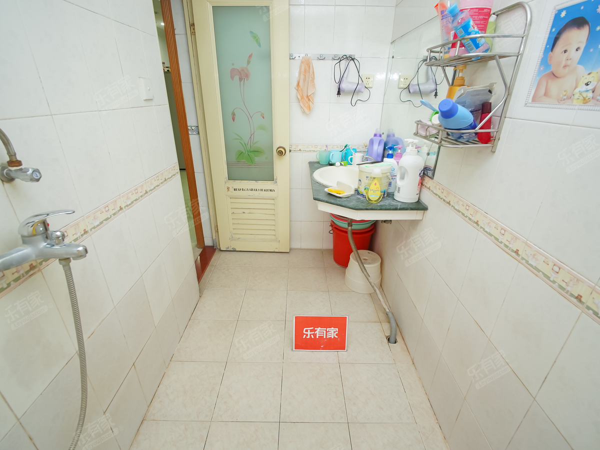 业主诚心出售，房子保养很好，4房2厅1卫