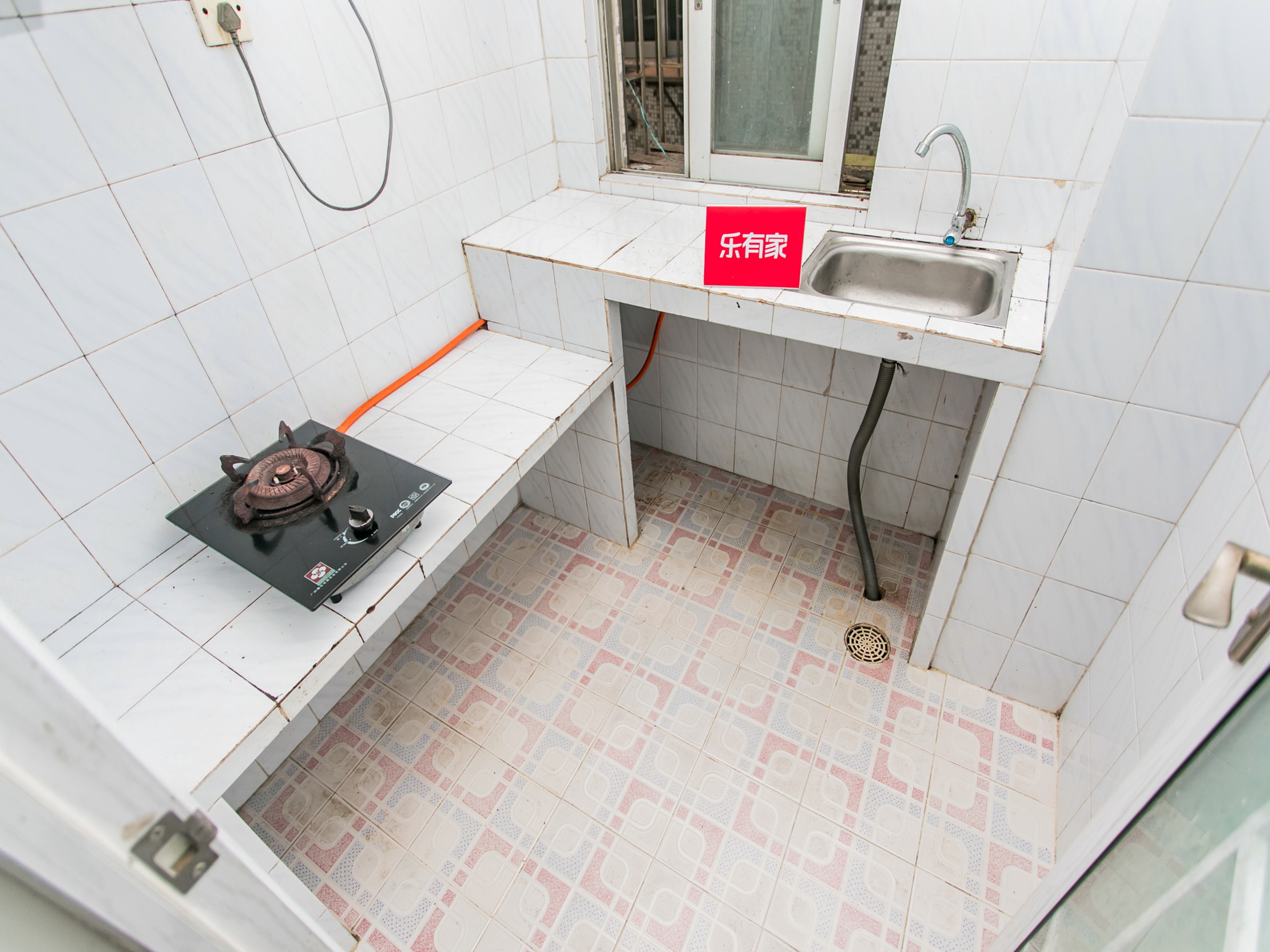 玉华花园，户型方正，通风采光优，附带地面花园，业主诚心出售！