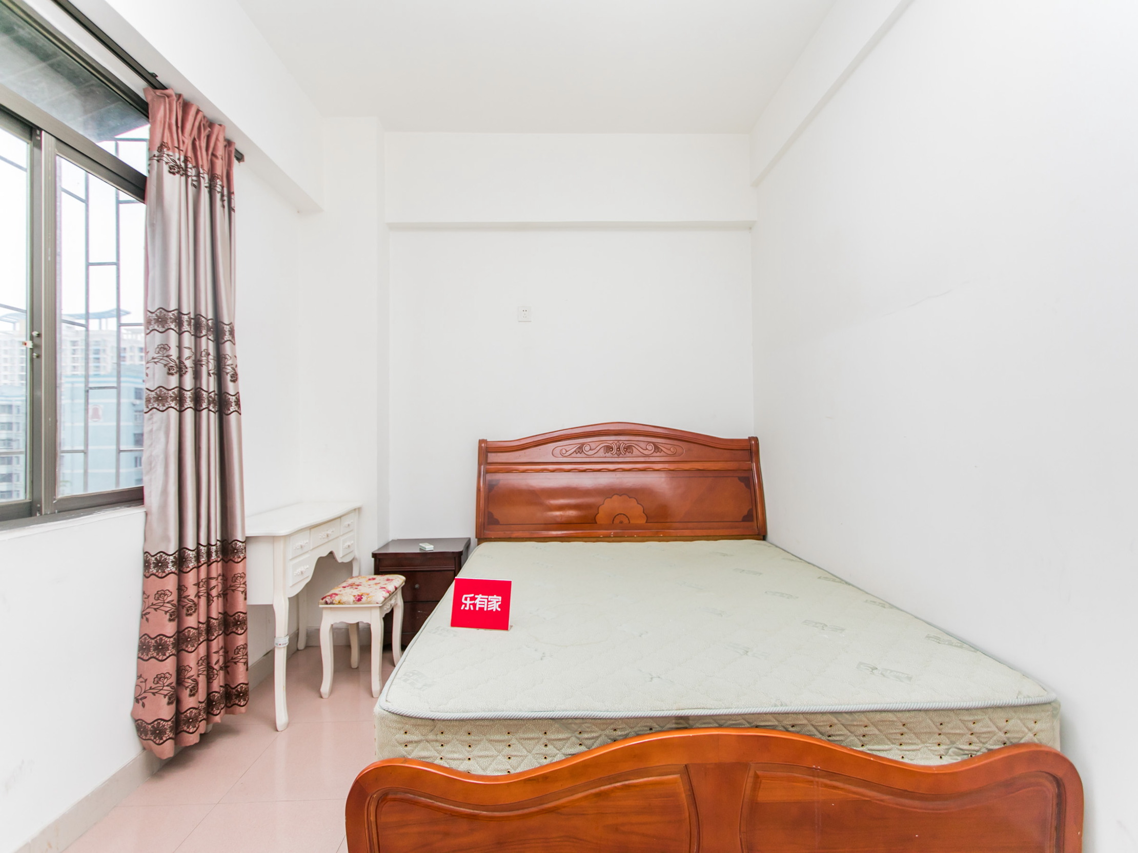 玉华花园，户型方正，通风采光优，附带地面花园，业主诚心出售！