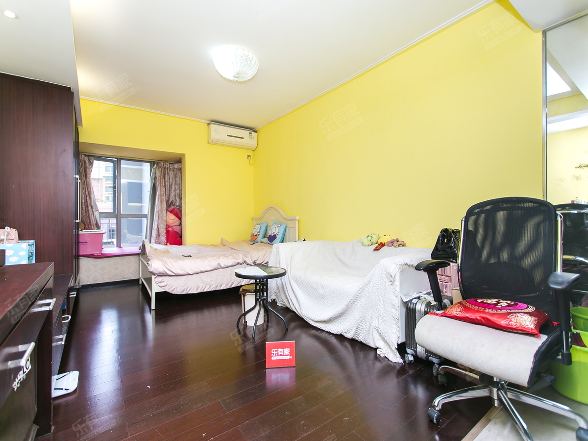 新出特价房！业主诚心出售，价格可以谈，看房方便