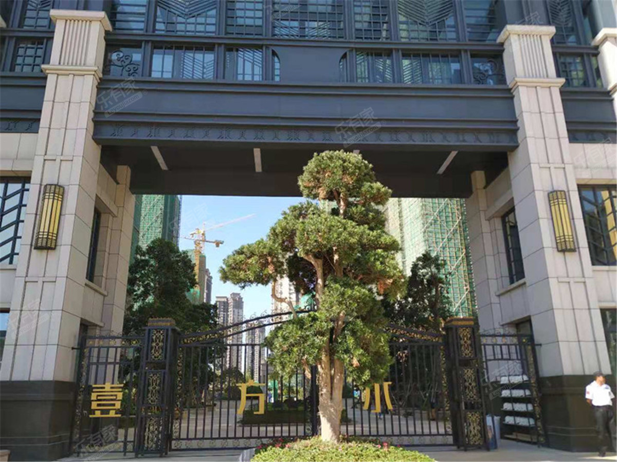 水岸新天中心楼盘大门