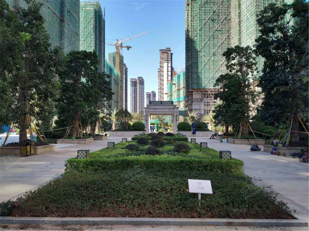 水岸新天中心门口大门