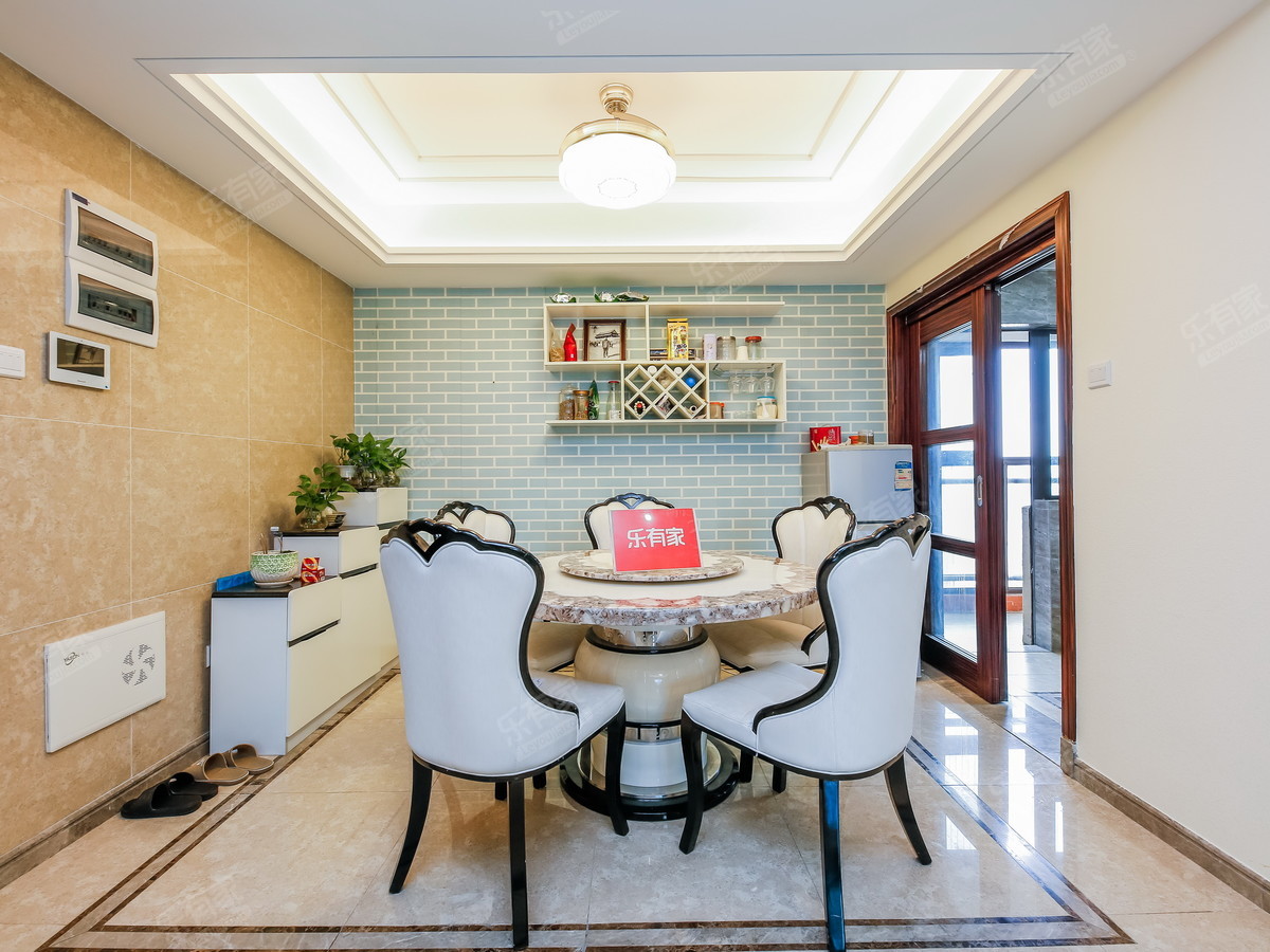 益田假日广场楼上，怀德公元精装四房业主诚心出售