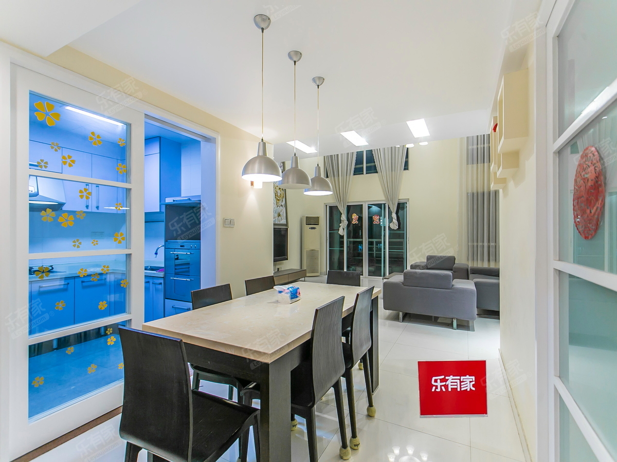 顶复小高层看花园，视野开阔无遮挡，比邻深圳湾和人才公园