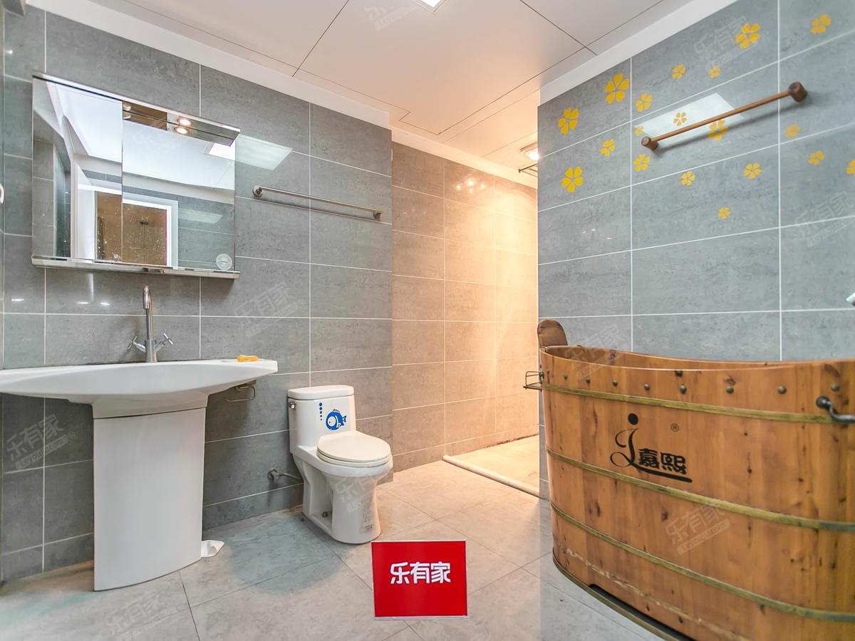 顶复小高层看花园，视野开阔无遮挡，比邻深圳湾和人才公园