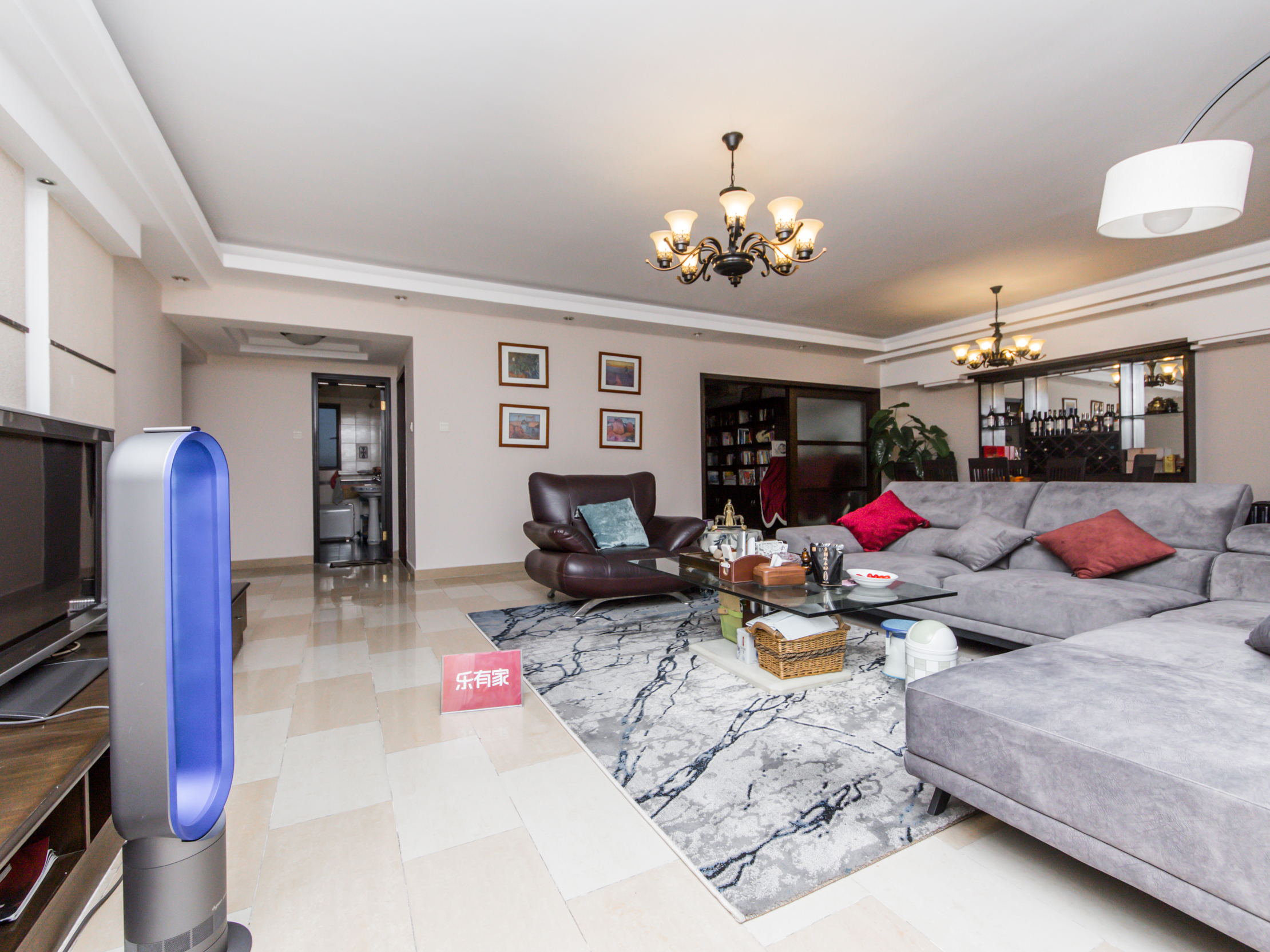 四室两厅，宽敞舒适，近地铁与公园，出行便利，理想家庭居所。