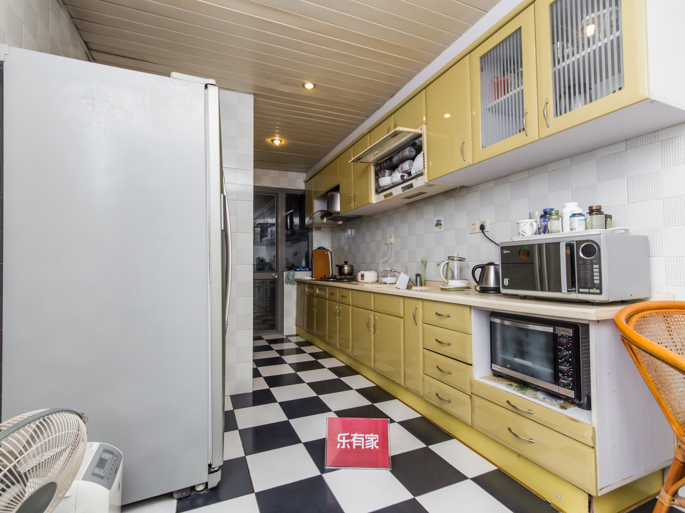 四室两厅，宽敞舒适，近地铁与公园，出行便利，理想家庭居所。