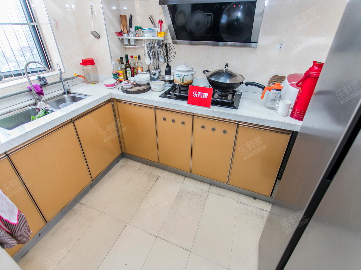 好楼层精装修房源，可拎包入住，核心商圈，