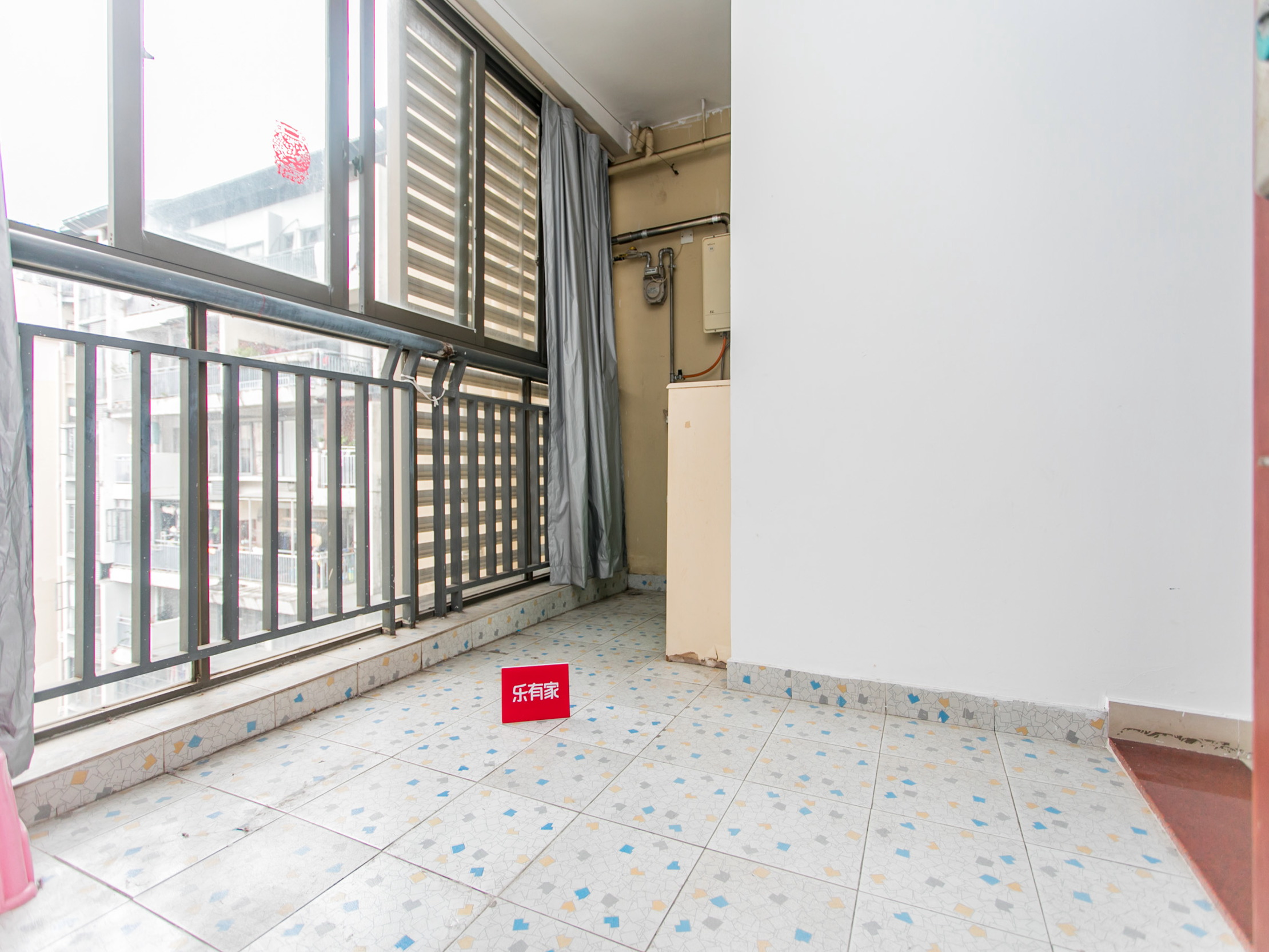 春华四季园诚心出售，户型方正，通风采光佳，车位充足，更有地面花园，价格低于均价，机会难得！