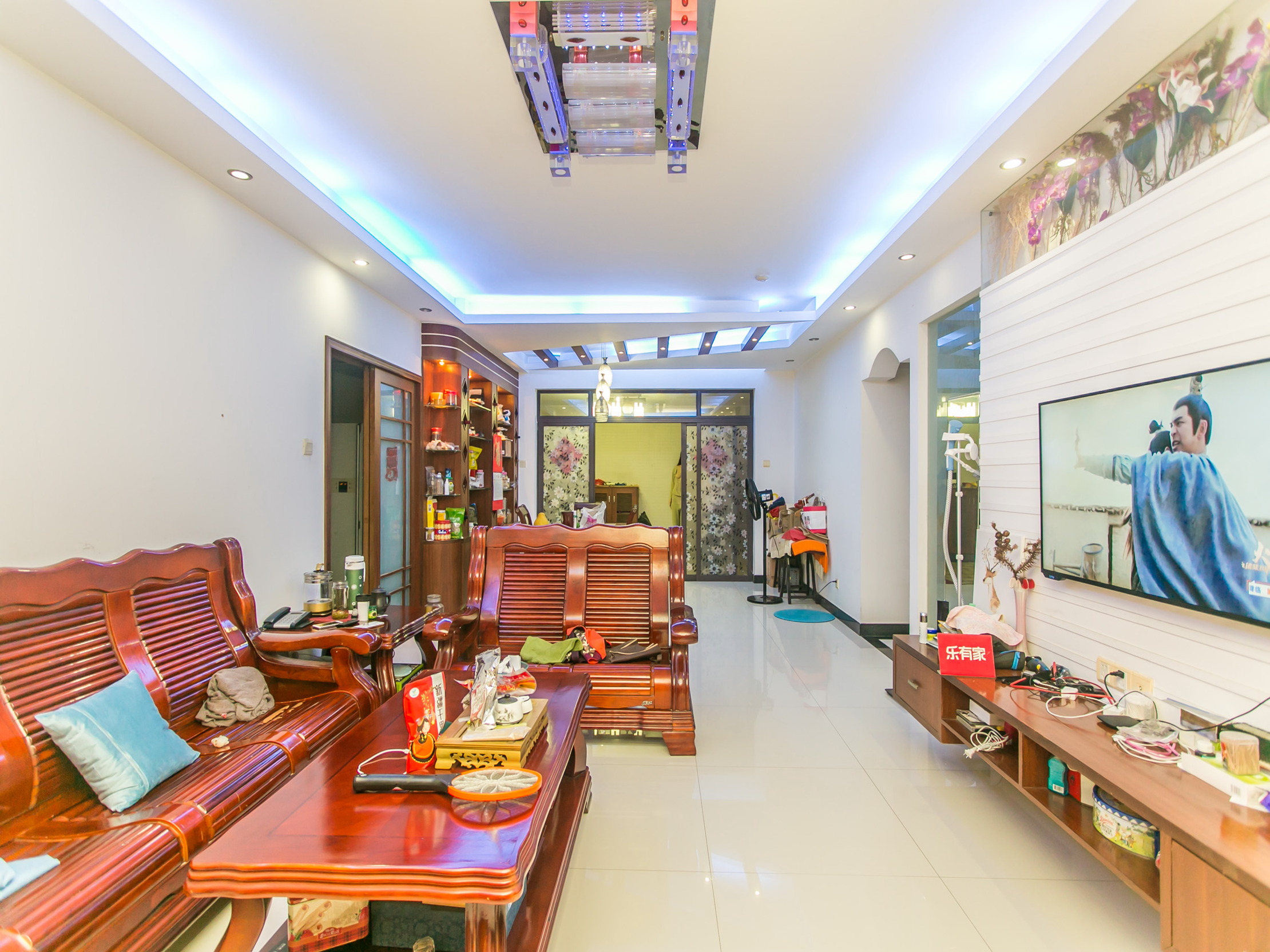 临近11号线碧海湾站和1号线西乡站，交通便利