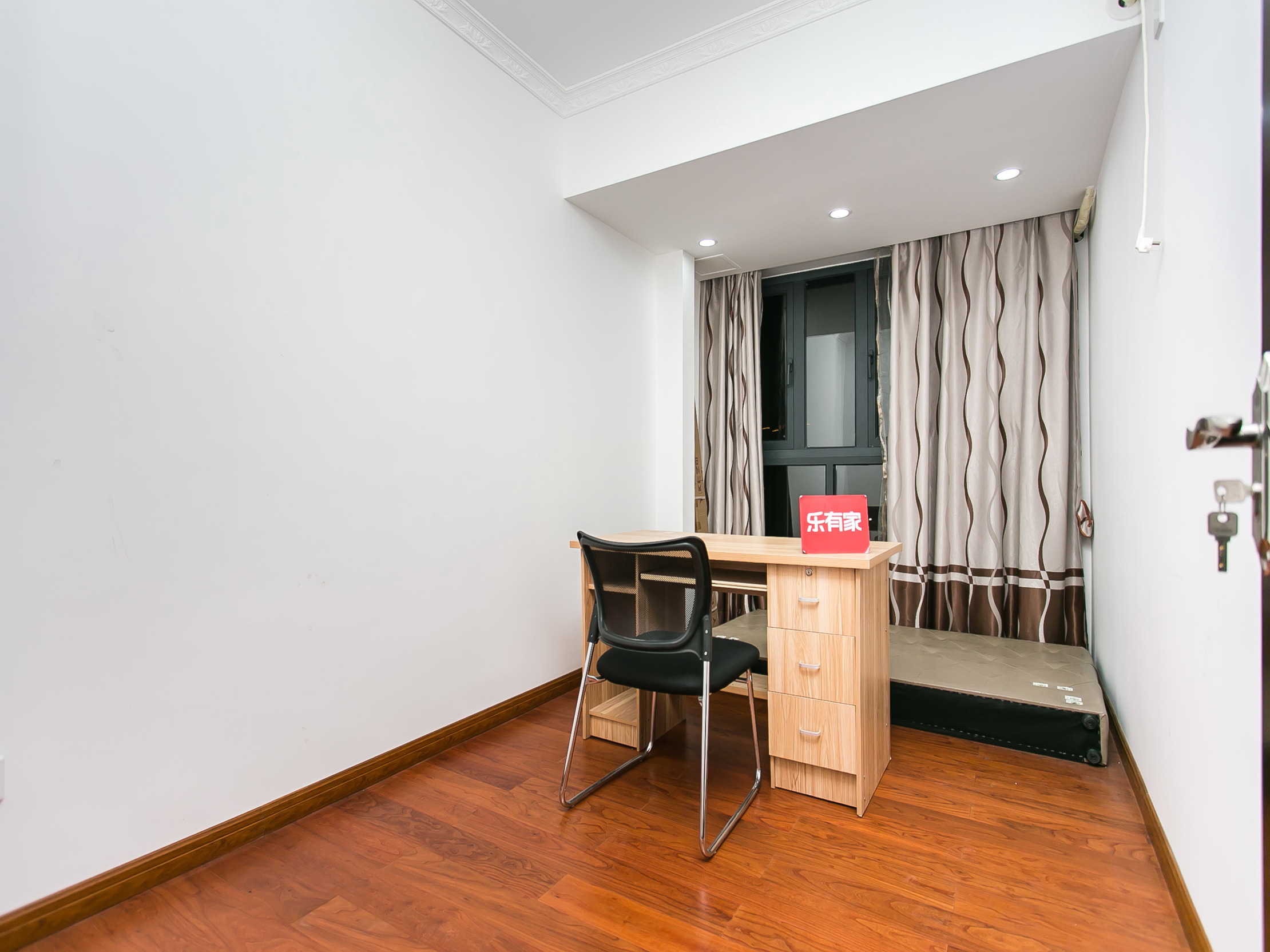 峰荟花园，方正户型，税费低，通风采光优，带地面花园，业主诚心出售，随时看房！