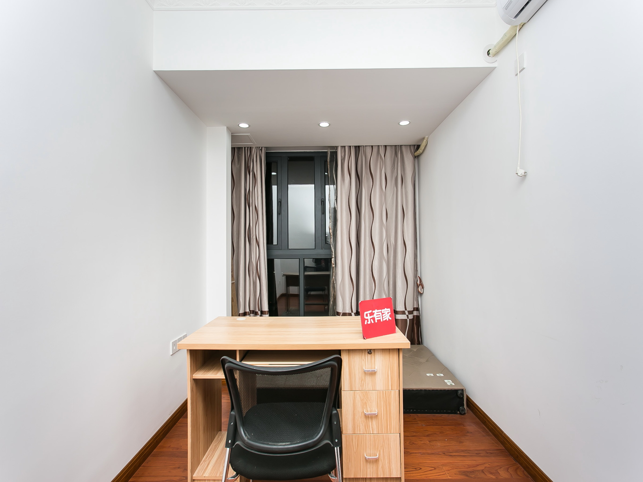 峰荟花园，方正户型，税费低，通风采光优，带地面花园，业主诚心出售，随时看房！