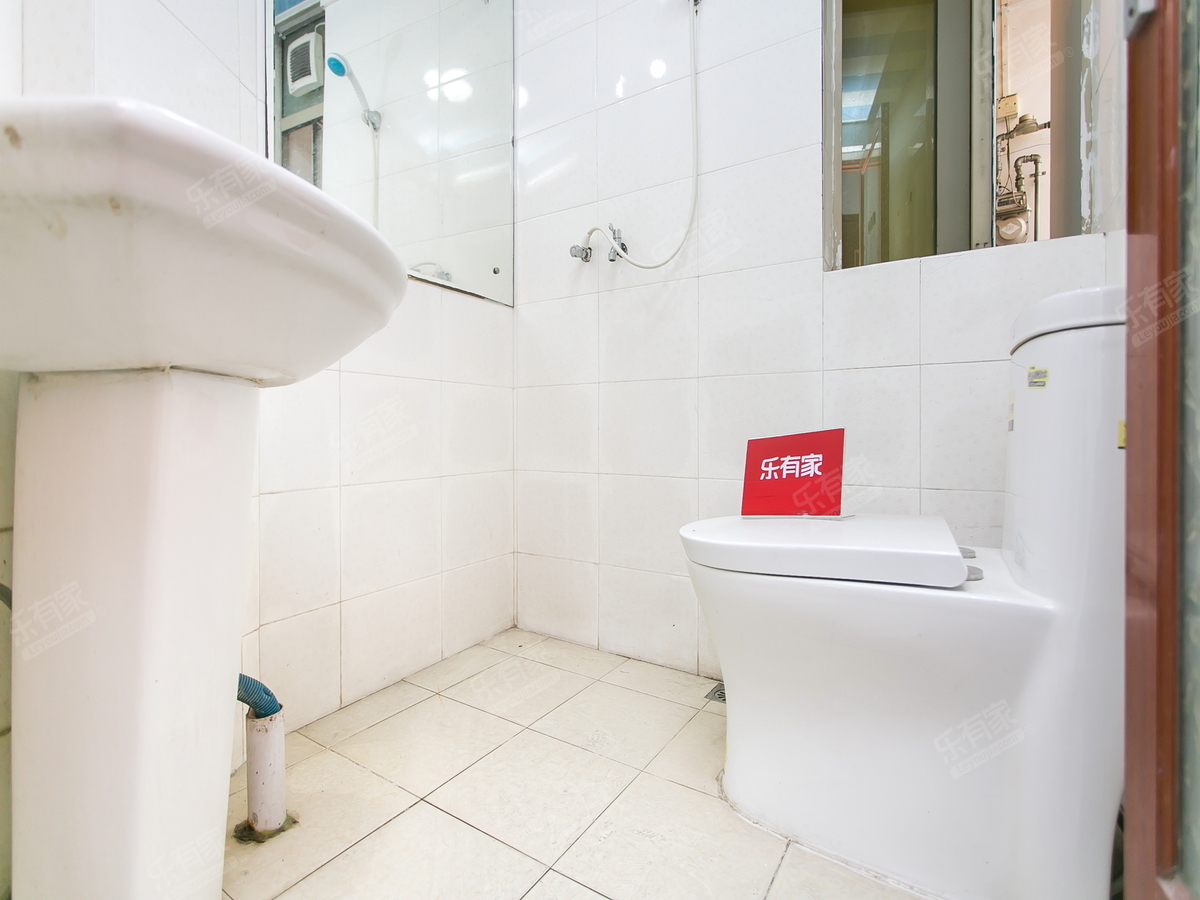 精装修，新款的建筑设计，客厅宽阔大气