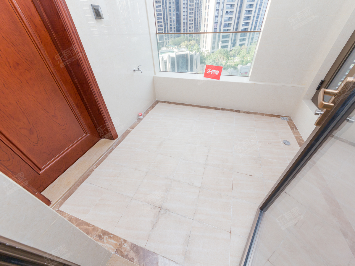 新上靓房，少有的户型，业主很诚心卖