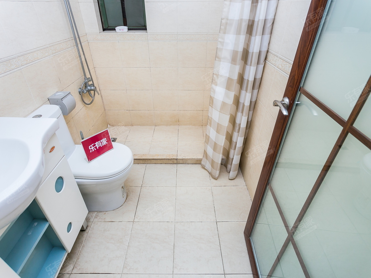 缤纷假日豪园，看花园三房，安静不吵，出行方便。