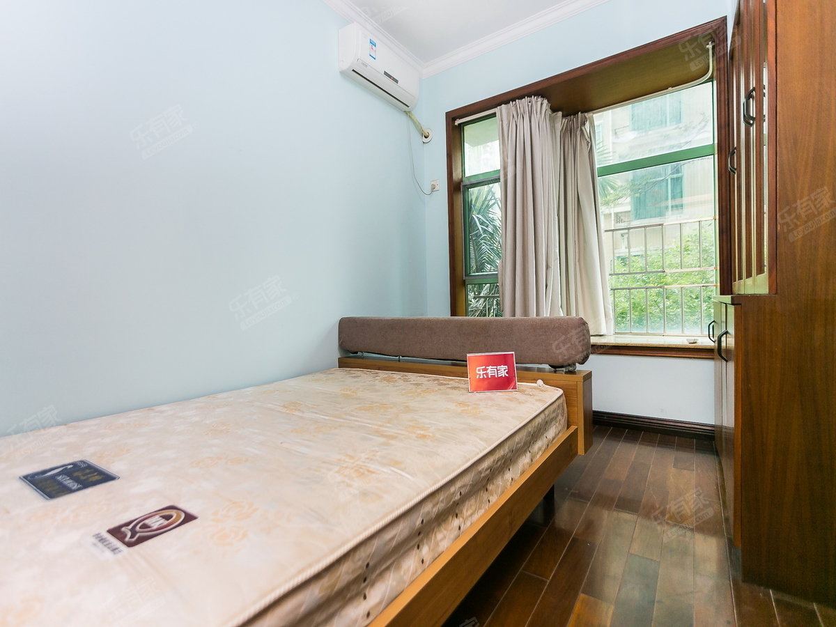 缤纷假日豪园，看花园三房，安静不吵，出行方便。