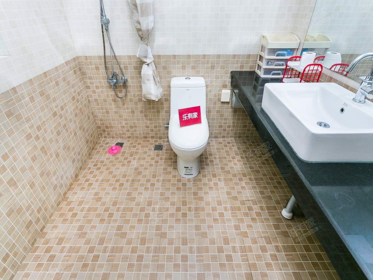 缤纷假日豪园，看花园三房，安静不吵，出行方便。