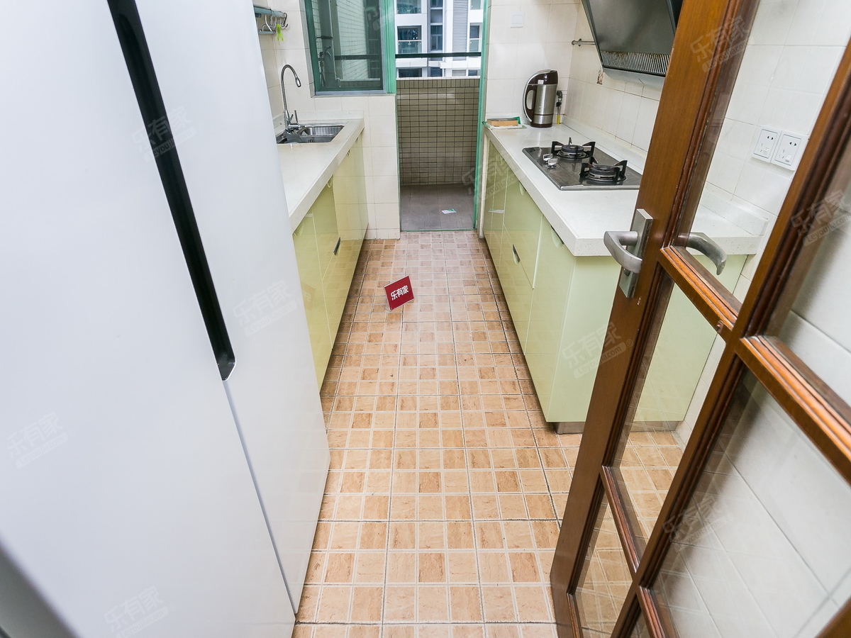 缤纷假日豪园，看花园三房，安静不吵，出行方便。