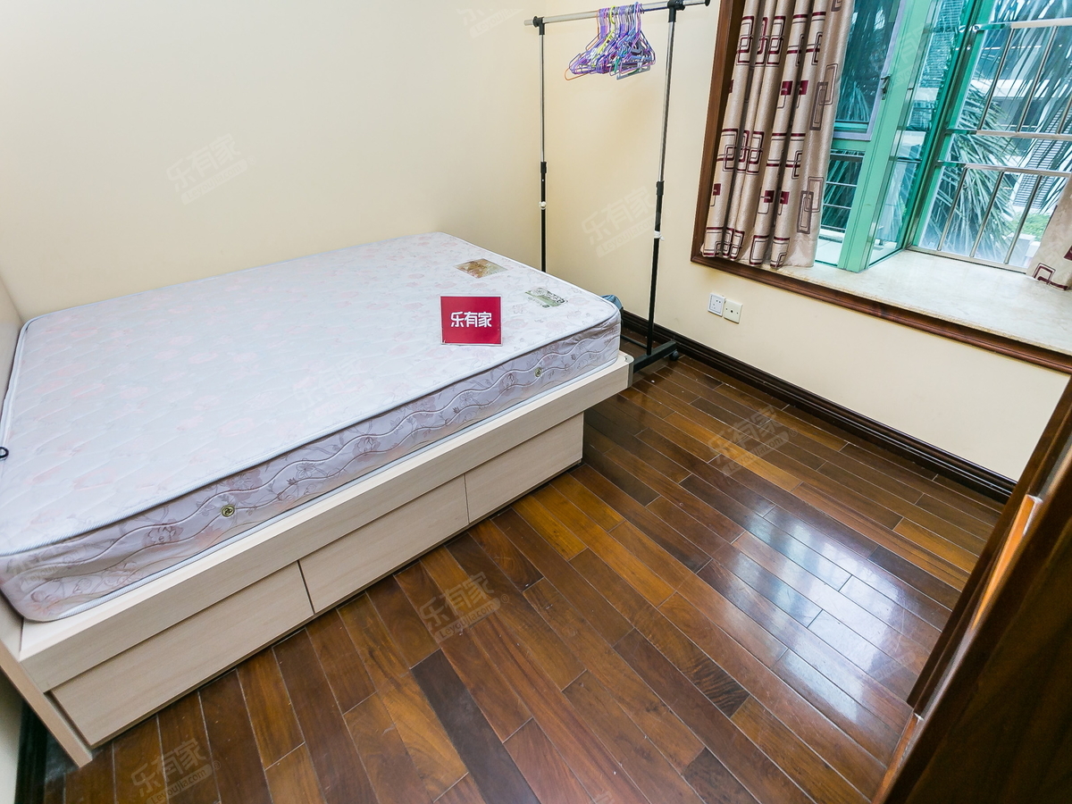 缤纷假日豪园，看花园三房，安静不吵，出行方便。