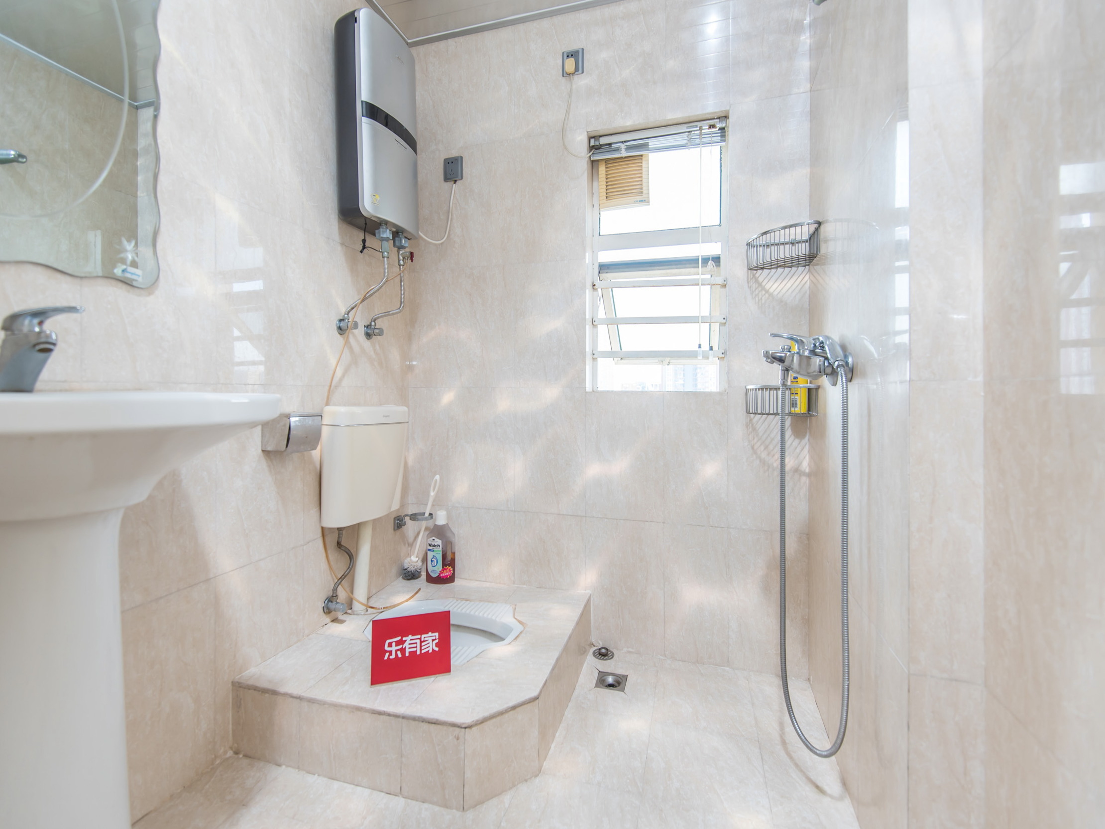 新生片区，四室两厅设计，空间灵活，适合家庭居住。朝向西北，采光良好，改造空间大，自由发挥您的创意。