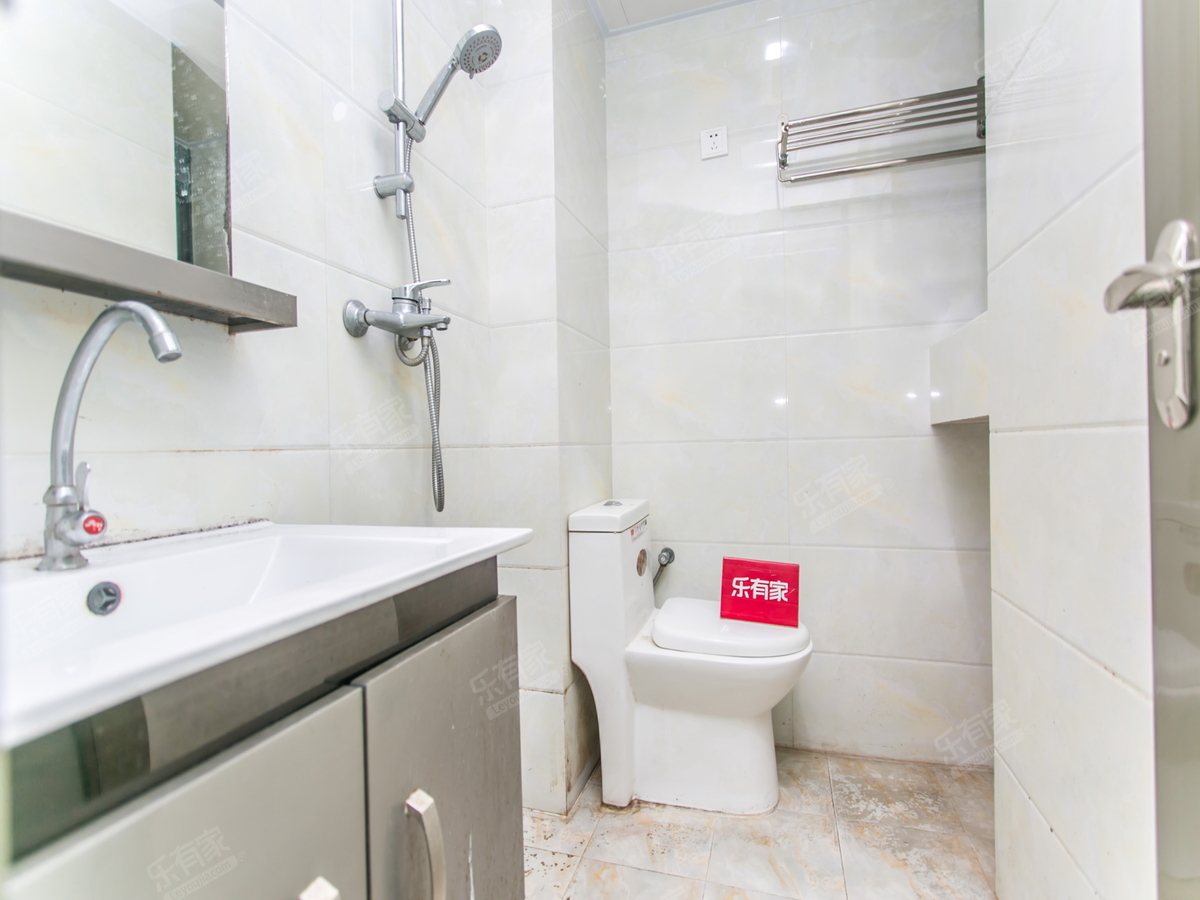 宝安体育馆对面，带阳台大单间，业主诚心出