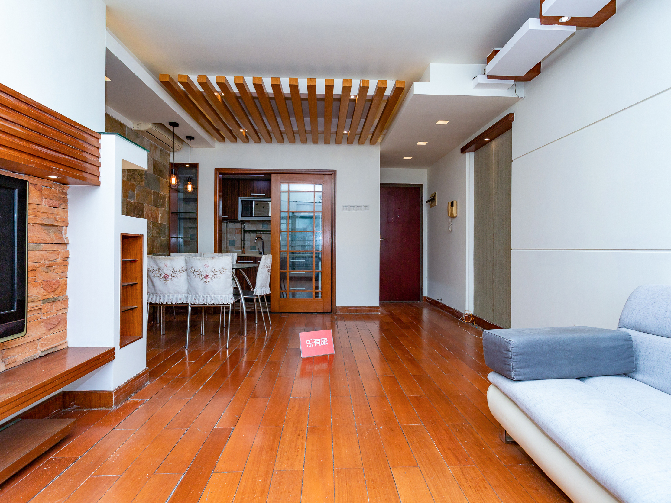 嘉年华名苑正规三房，视野无遮挡，地铁口，看房方便！！