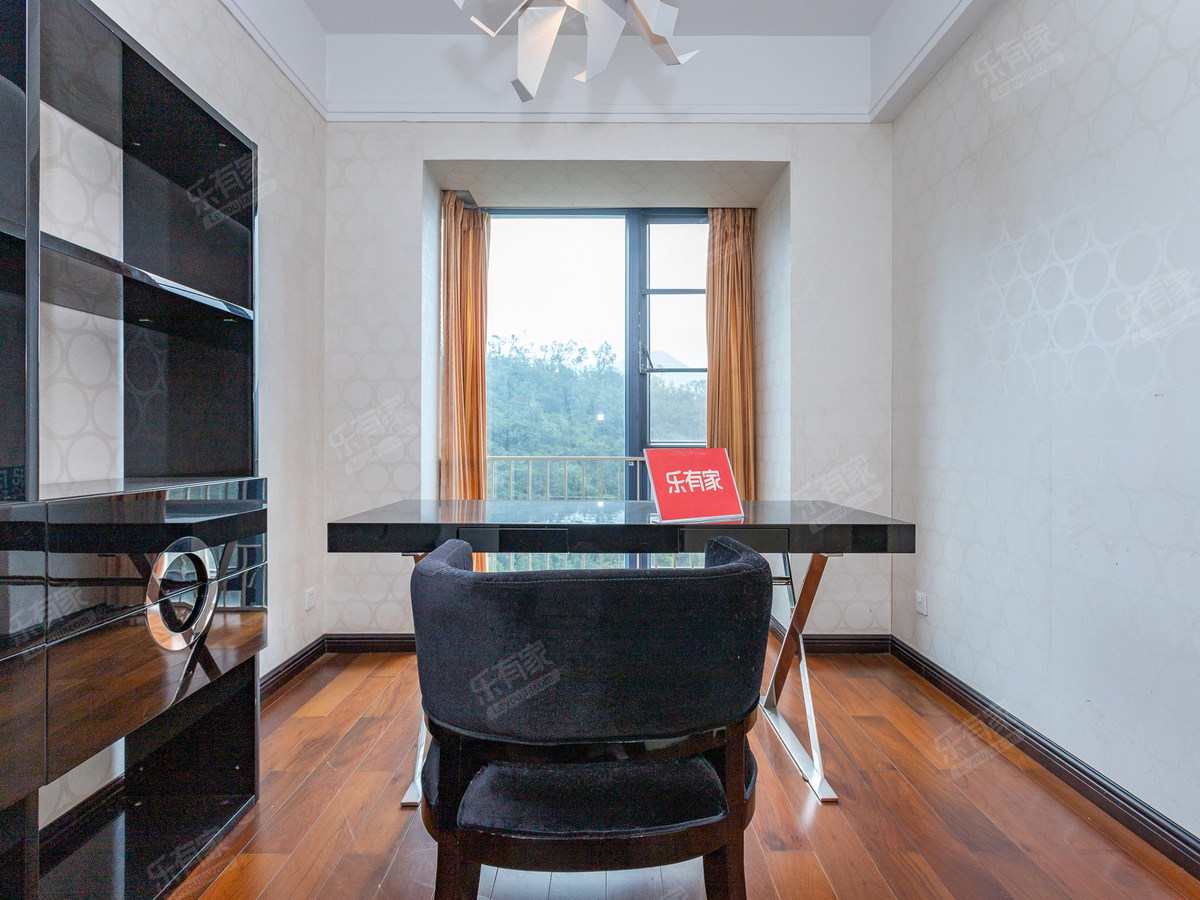 东方尊峪大平层，高层视野开阔，停车方便！