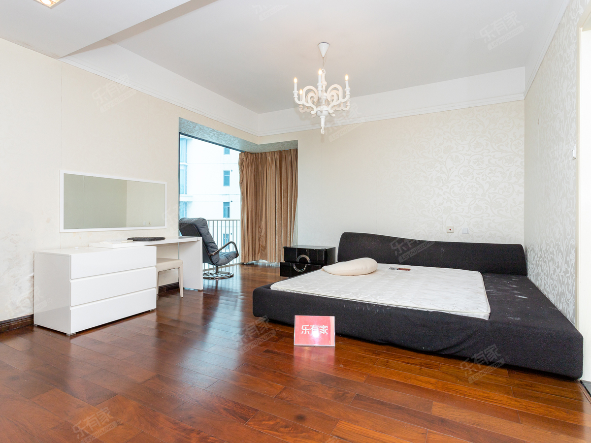 东方尊峪大平层，高层视野开阔，停车方便！