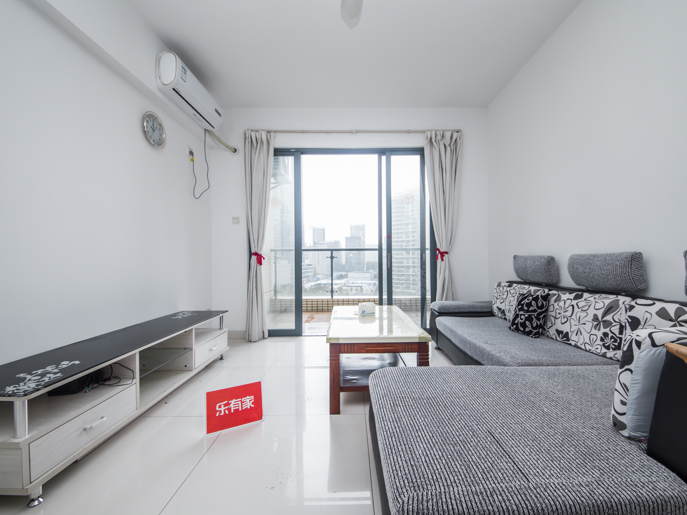 南外高新得房率高的一个小区，客厅出阳台看公园景观-深圳恒立听海花园二手房